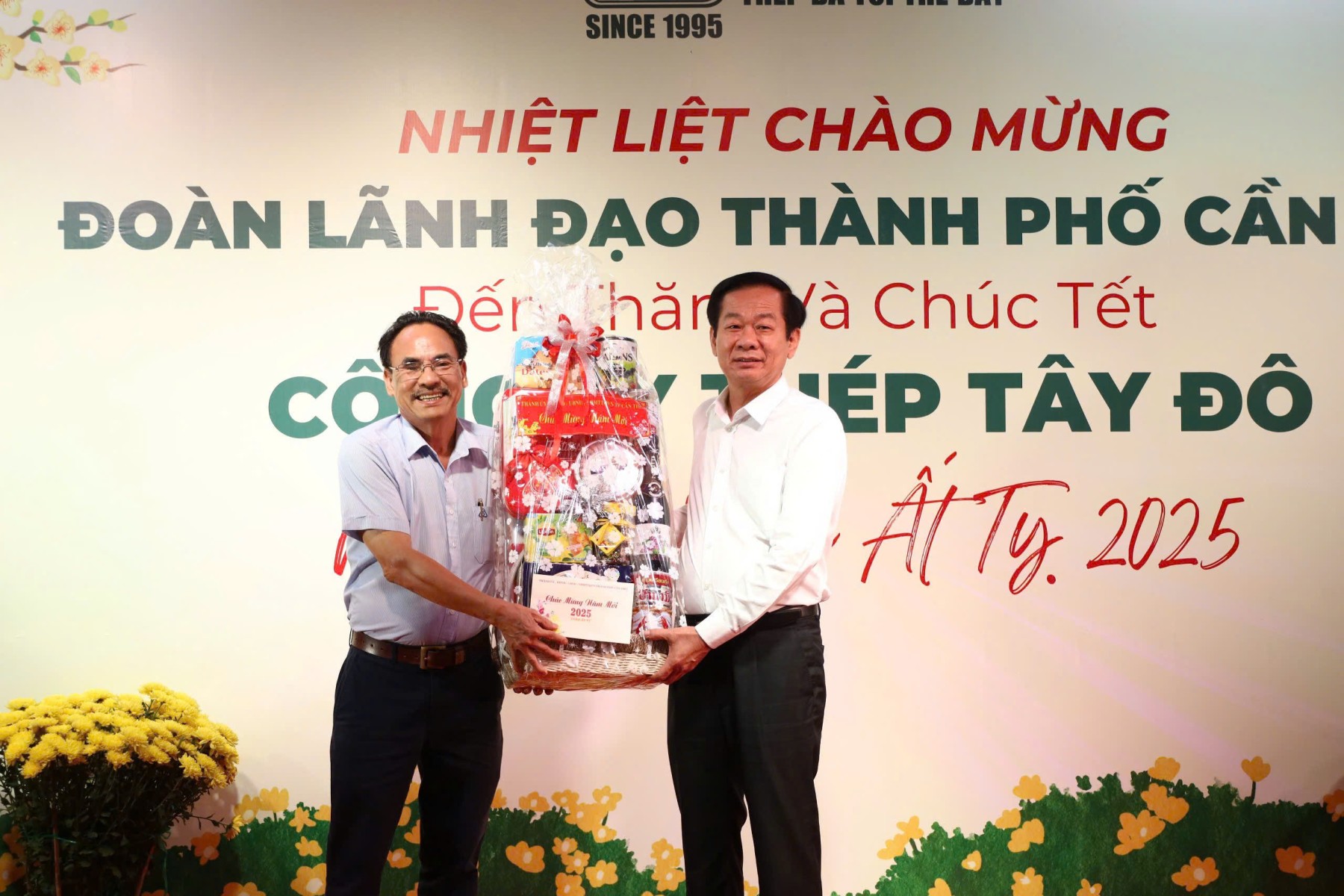 Ủy viên Ban Chấp hành Trung ương Đảng - Bí thư Thành ủy Cần Thơ Đỗ Thanh Bình đến thăm, chúc tết Công Ty Thép Tây Đô