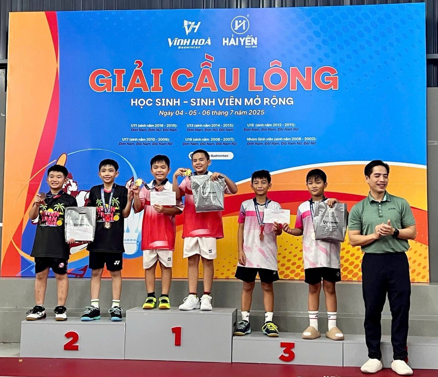 THÉP TÂY ĐÔ RA MẮT CÂU LẠC BỘ CẦU LÔNG – DẤU ẤN ĐẦU TIÊN TẠI GIẢI VĨNH HOÀ BADMINTON
