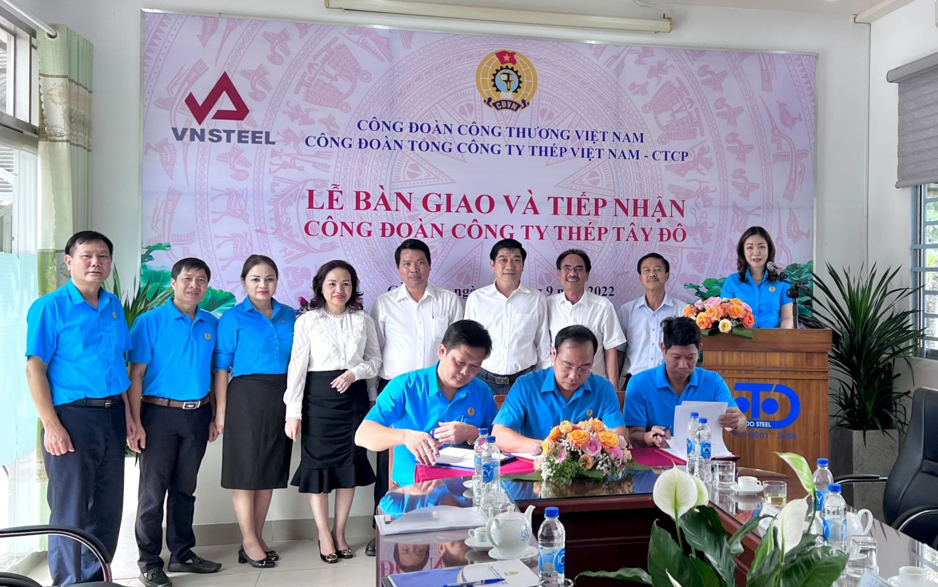 Ký kết biên bản bàn giao và và tiếp nhận